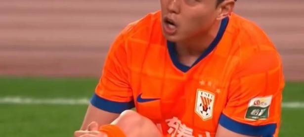 黑白体育- 老太袭警被警方击伤后死亡 